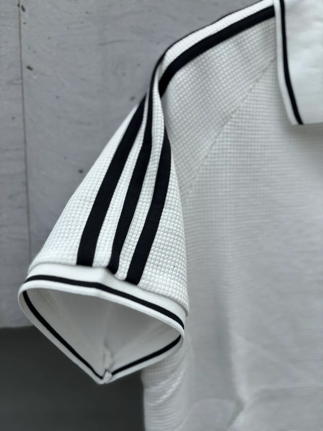 Chip version 𝟬𝟱𝟰𝟰𝟳# Exclusive real shot/difference between various stolen pictures and online picture versions on the market [𝗔𝗱𝗶𝗱𝗮𝘀Adidas clover chest embroidery for men and women Same Style𝗩 collar short sleeves] ✅Full set of 1:1 customized accessories ➕Customized three-label ➕𝗬𝘂𝗮𝗻 version hang tag ➕𝗹𝗼𝗴𝗼 packaging bag🔥 ➕Scan the tag to enter the official website. ✅Top Original version, ins Xiaohongshu Dewu Kuaishou and many bloggers wear it. ✅Adidas is a rare V-neck with no buttons, personalized setting and generous temperament, showing the elegance at a glance. ✅Three standards are customized with 270g waffle original Authentic custom-made imported fabrics for the watch, and the overall tailoring adopts three-dimensional structure tailoring! Ergonomically designed, more flexible when wearing! The cut is streamlined and streamlined, allowing you to move flexibly with your body! Integrates functionality, beauty and durability! Suitable for business, travel, leisure and many other occasions! ⭕The high version of the best products🐮is different from the junk products in the market🗯️The same picture but different prices means different versions. ❌Don’t be fooled by the same copywriters and pirated pictures from outside that mix and distribute high-luxury pictures at low prices. After comparing the quality, you will know where the gap is. Don’t lie. I don’t guarantee that my products are the cheapest, but I definitely guarantee that they are worth every penny of your hard-earned money! ‼ ️We don’t slash prices or lower prices, we supply products with heart and only make high-end versions!!! Breasts Jimei must see the details of my home clearly, the pictures of my home are all taken by the owner himself❤️ Color: White Size S-XXL